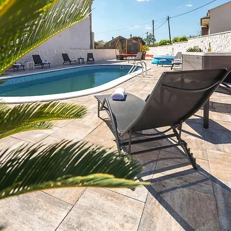 Villa Ancora For 102 Guests Turanj